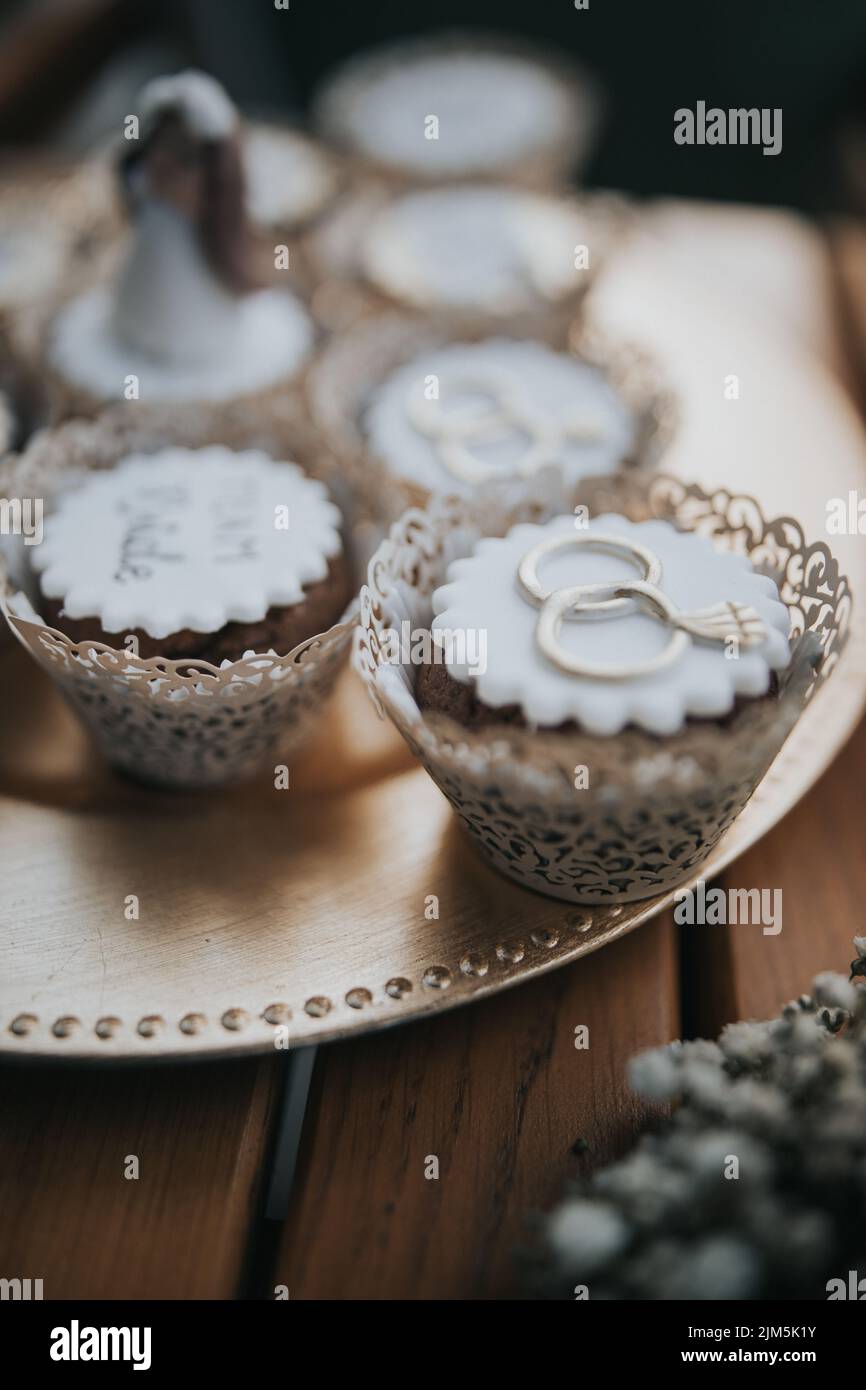 Eine Nahaufnahme von Cupcakes mit Verlobungsringen Stockfoto