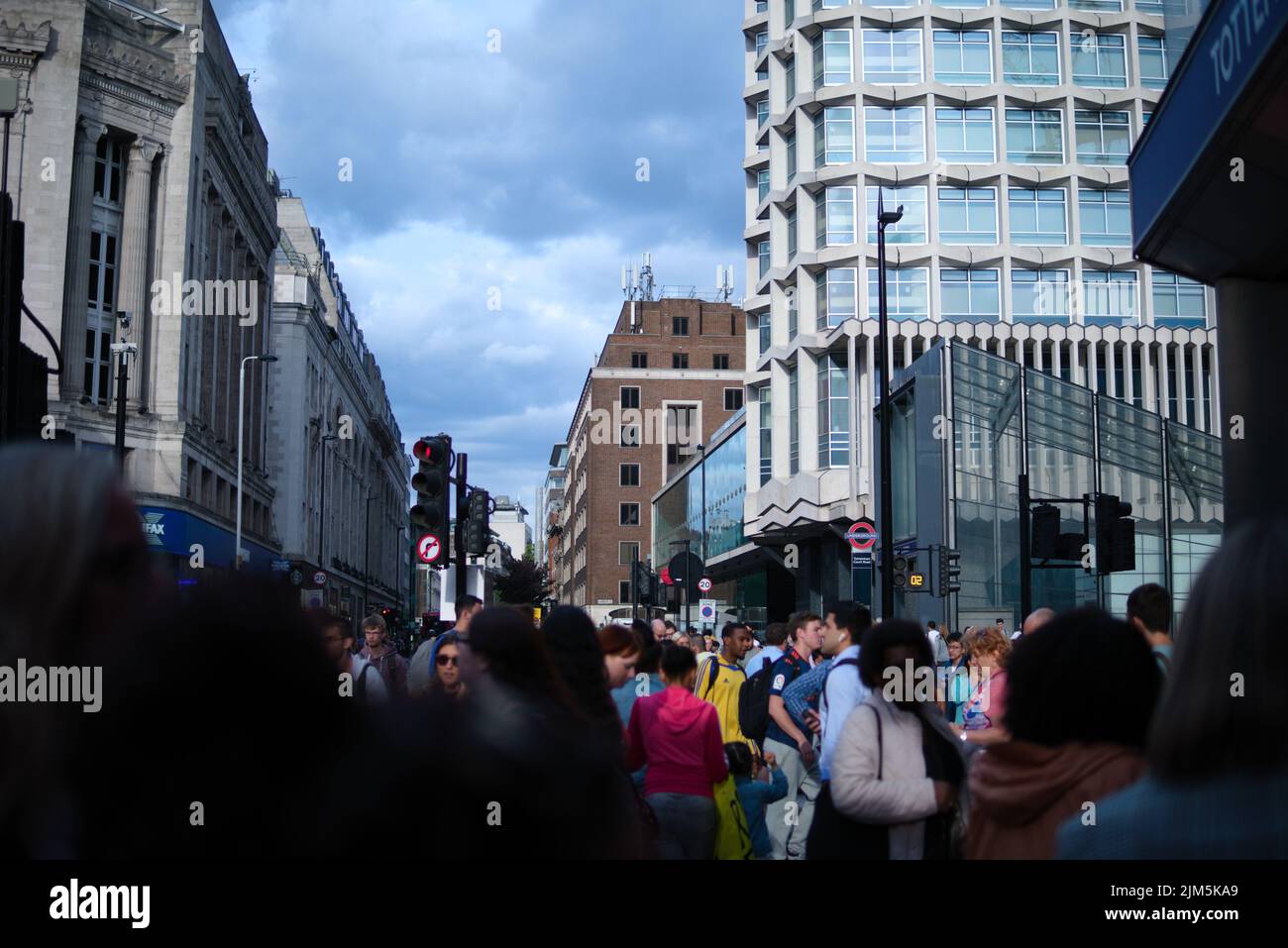 Viele Menschen auf der Straße Ende Sommer August 2019 in London, Soho Walk Stockfoto