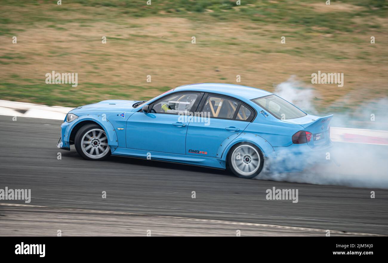 BMW 3 Series E90 driftet auf der Rennstrecke Stockfoto