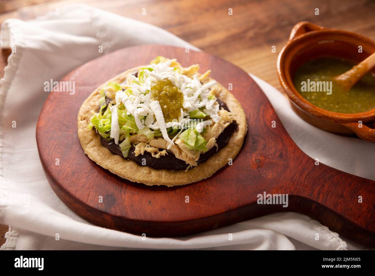 Sopes de Pollo. Traditionelle hausgemachte mexikanische Vorspeise ...