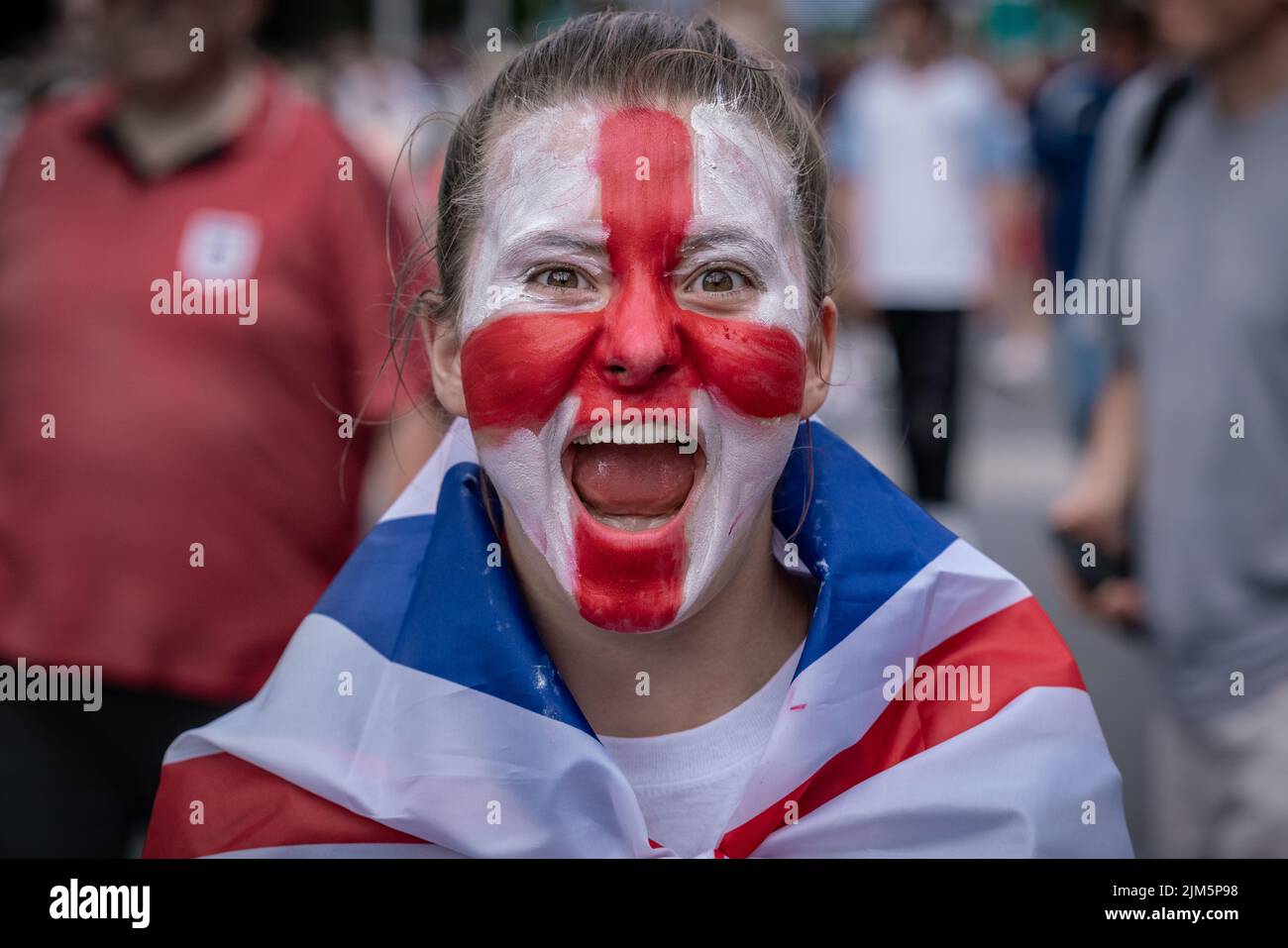 Euro 2022: Fans kommen vor dem Finale des UEFA Womens EURO England gegen Deutschland im Wembley Stadium an. London, Großbritannien Stockfoto