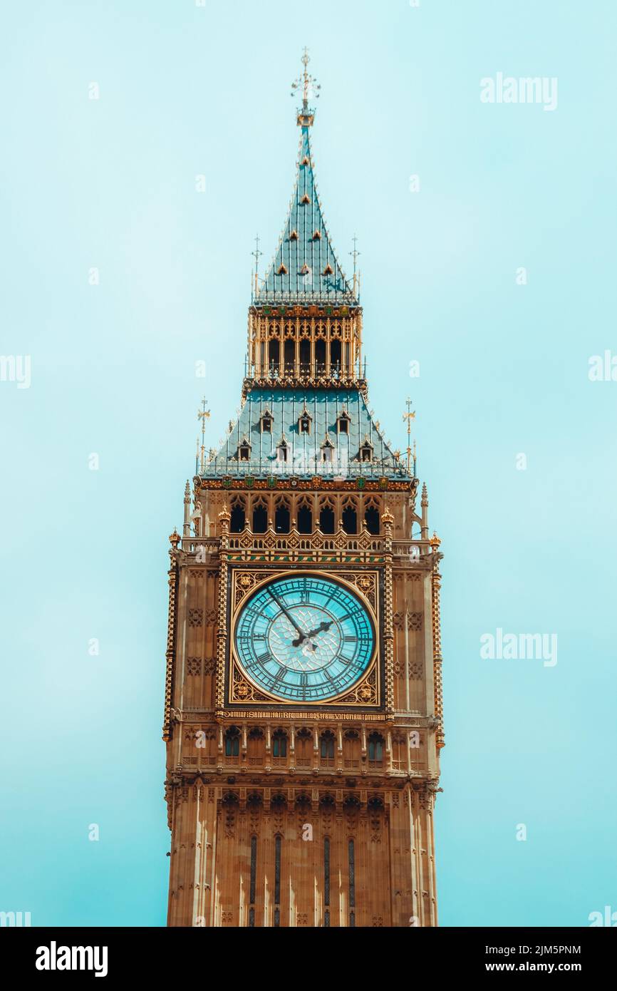 Vertikale Aufnahme der Spitze des Big Ben, Uhrenturm des Palastes von Westminster, London, Großbritannien, England Stockfoto