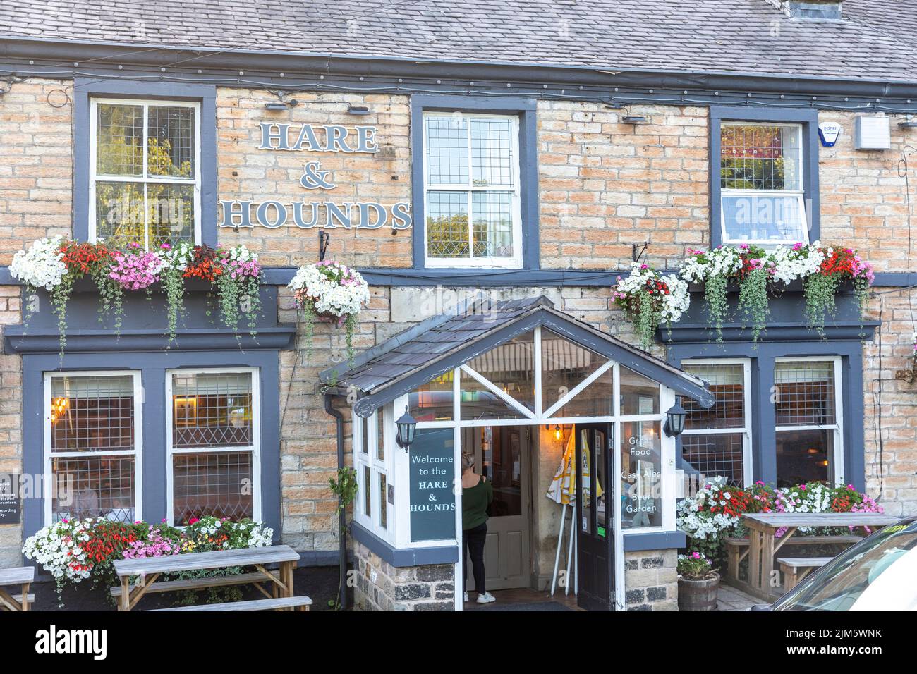 Holcombe Brook Village Ramsbottom, Hare & Hounds öffentliches Haus im Dorf an einem Sommertag, Lancashire, England, Großbritannien 2022 Stockfoto