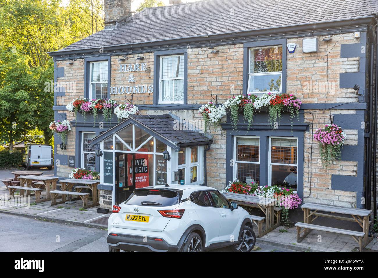 Holcombe Brook Village Ramsbottom, Hare & Hounds öffentliches Haus im Dorf an einem Sommertag, Lancashire, England, Großbritannien 2022 Stockfoto