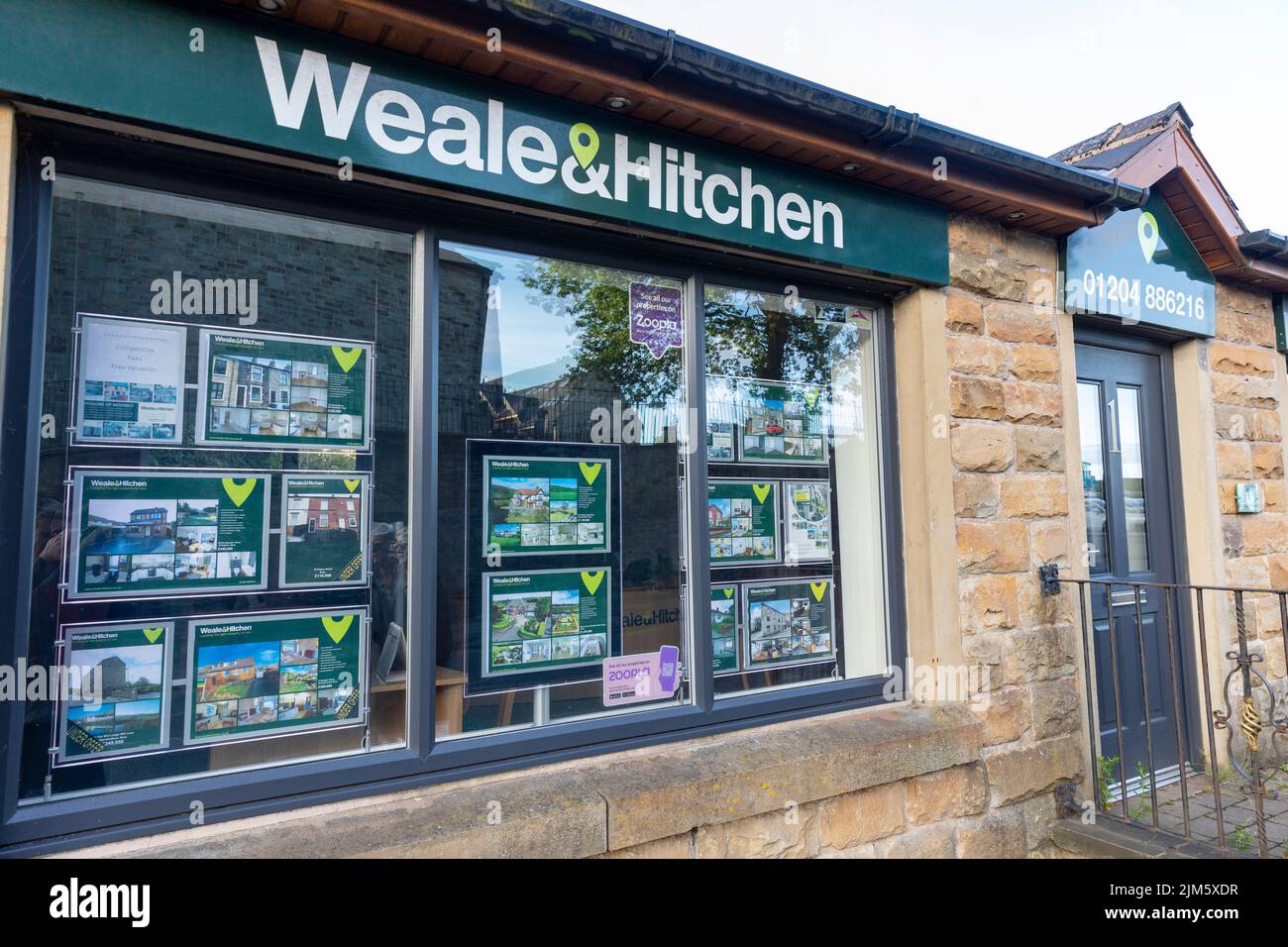 Britischer Immobilienmakler, Weale und Hitchen Immobilienmakler in Holcombe Brook, Ramsbottom, Lancashire, Großbritannien, Sommer 2022 Stockfoto