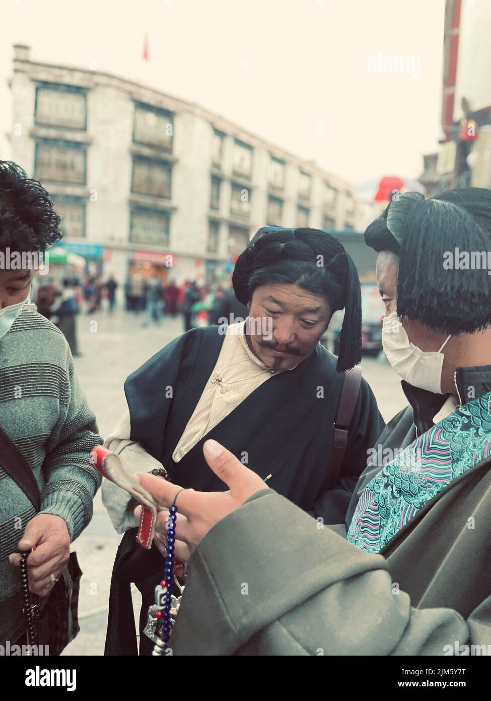 Ein Mann mit einem traditionellen tibetischen Kopftuch in Lhasa, China Stockfoto