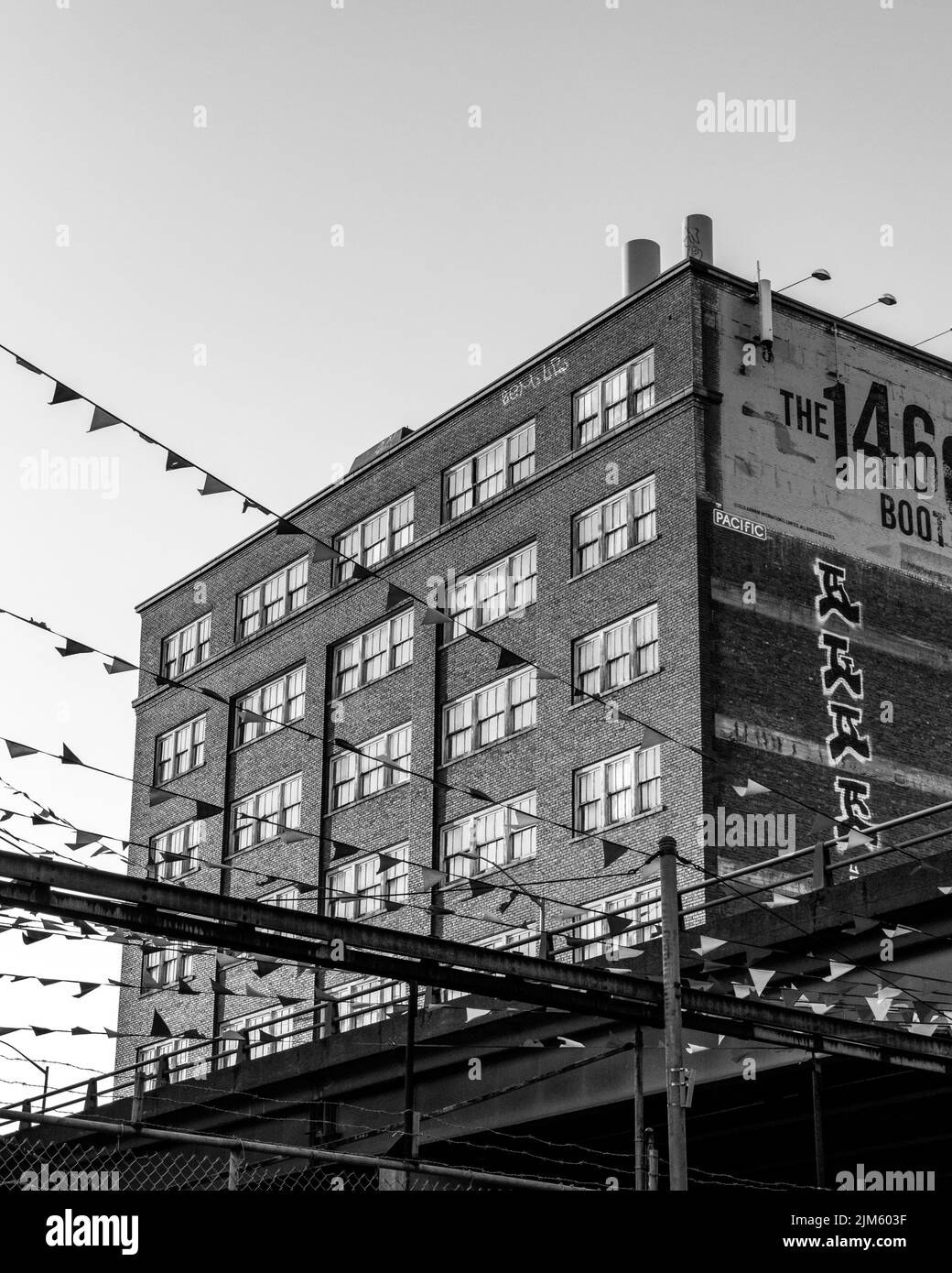 Eine schwachwinklige Graustufenaufnahme eines alten Backsteingebäudes einer alten Schule in Downtown, Portland Stockfoto