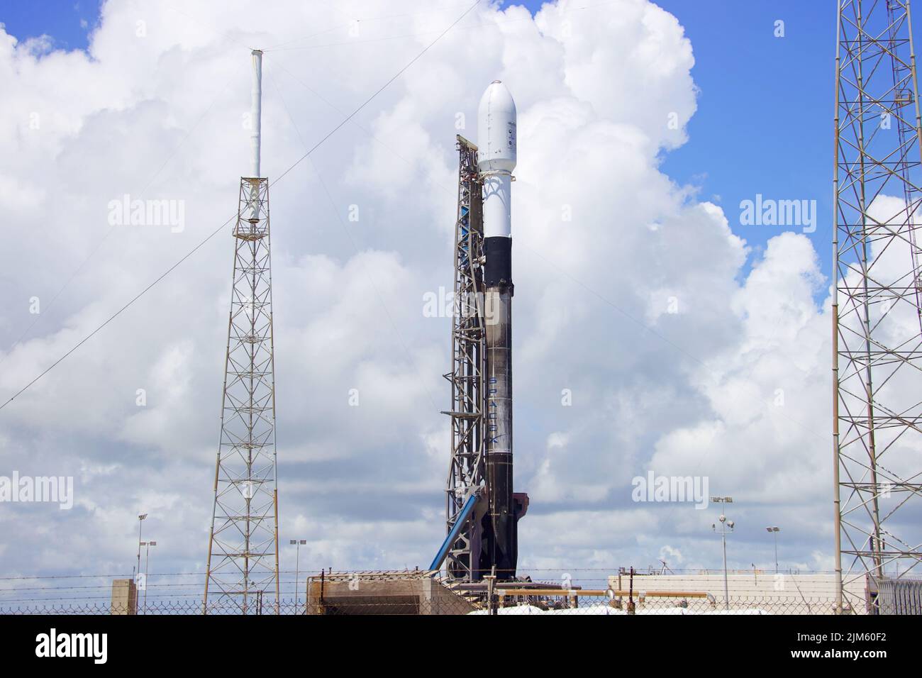 Seoul, Südkorea, 05.. August 2022. Der südkoreanische Mondorbiter von 1. ist für den Start Vorbereitet Eine SpaceX Falcon 9-Rakete mit Südkoreas erstem Mondorbiter, dem Korea Pathfinder Lunar Orbiter, der als Danuri bekannt ist, steht am 4. August 2022 auf der Startrampe der Cape Canaveral Space Force Station in Florida, den Vereinigten Staaten, aufrecht. (Poolfoto) Kredit: Yonhap/Newcom/Alamy Live News Stockfoto