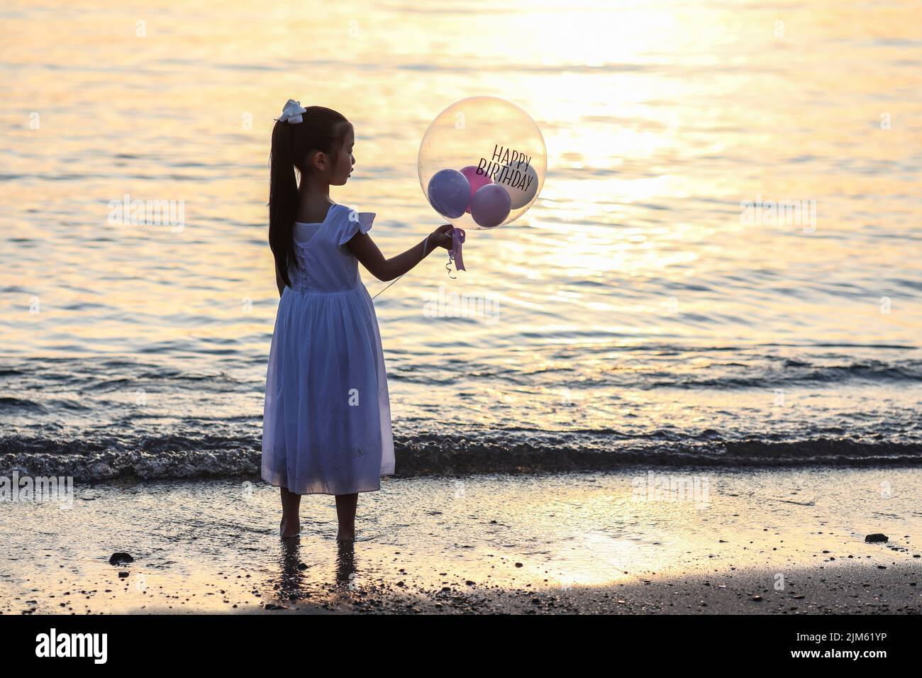 17. Mai 2020, Hayama, Japan: Ein kleines Mädchen posiert an einem Sonntagabend während der 