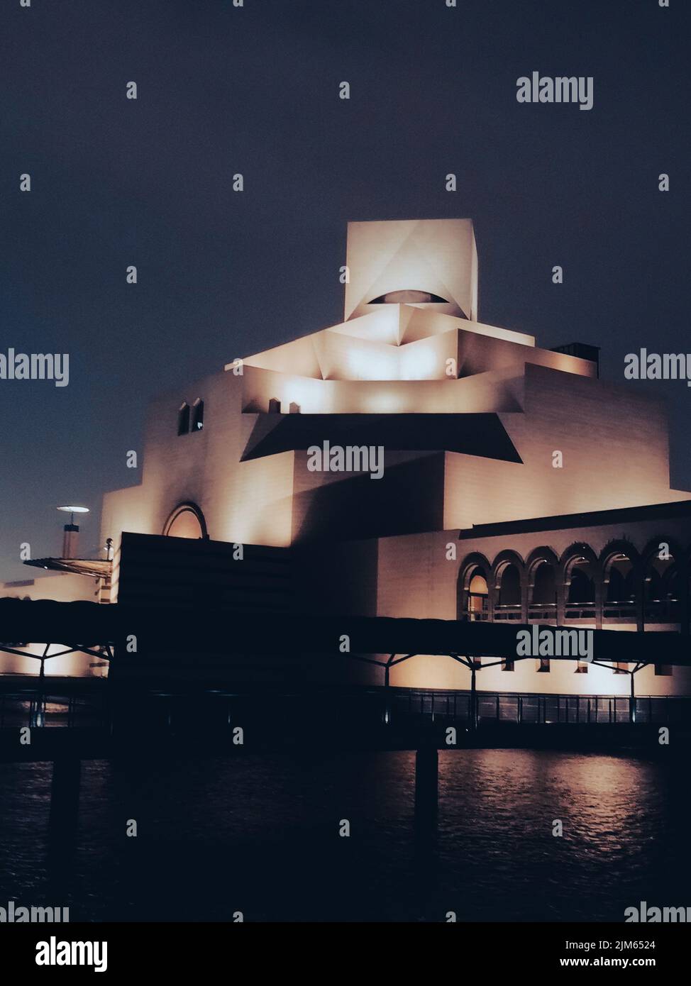 Das Museum für Islamische Kunst (MIA) bei Nacht, in Doha, Katar Stockfoto