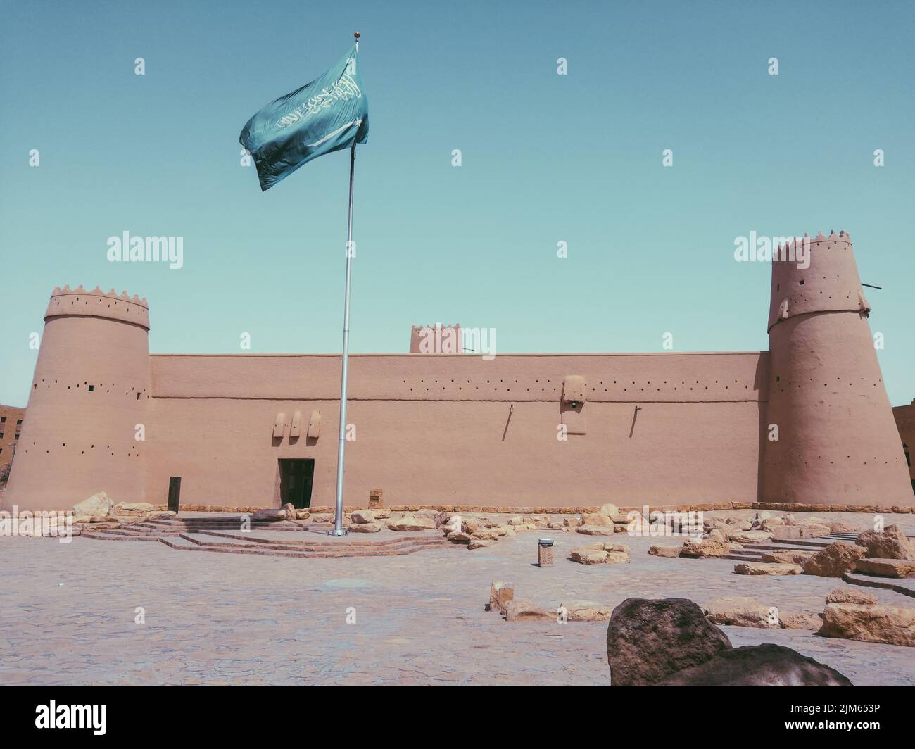Blick auf das Masmak Fort (manchmal auch bekannt als 'Masmak Fortress' oder 'Masmak Palace'), ein Fort aus Lehm und Lehmziegeln in ad-Dirah, Riad, Saudi-Arabien Stockfoto