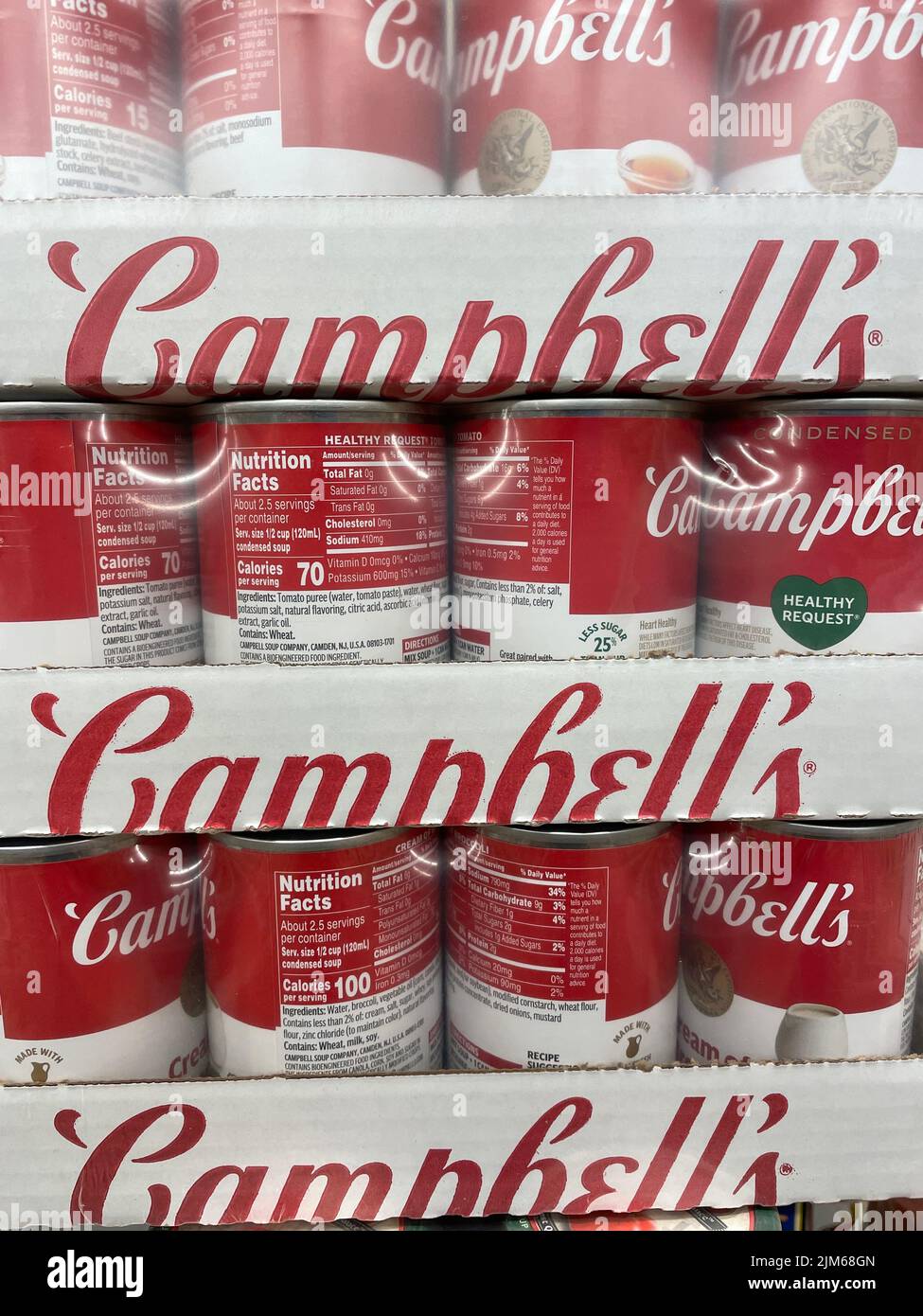 Augusta, GA USA - 12 20 21: Fall der Campbells-Suppe aus der Dose Stockfoto
