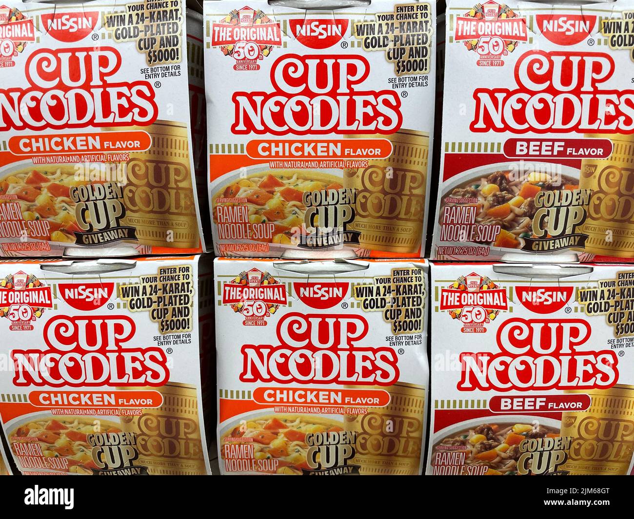 Augusta, GA USA - 12 20 21: Cup Noodles Hähnchengeschmack Vorderansicht Stockfoto