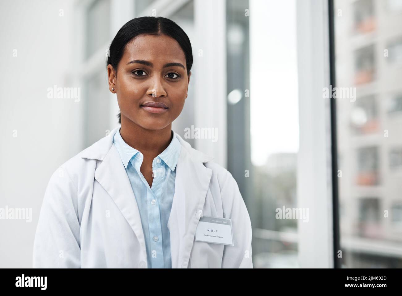 Hier, um mit Ihrer Anleitung für eine gute Gesundheit zu unterstützen. Porträt eines jungen Arztes, der in einem Krankenhaus steht. Stockfoto