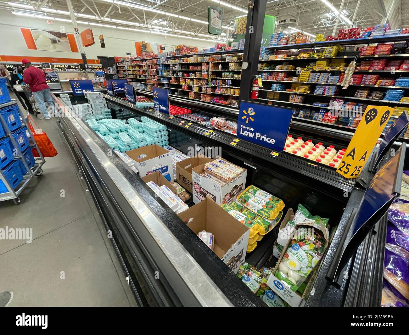 Grovetown, GA USA - 11 24 21: Walmart Thanksgiving Shopper People and Egg Display Stockfoto