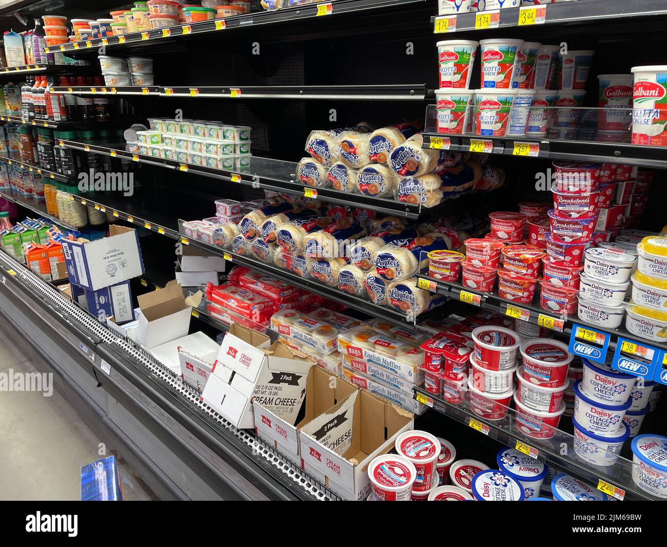 Grovetown, GA USA - 11 24 21: Walmart Thanksgiving Shopper chaotische Frischkäse-Abteilung Stockfoto