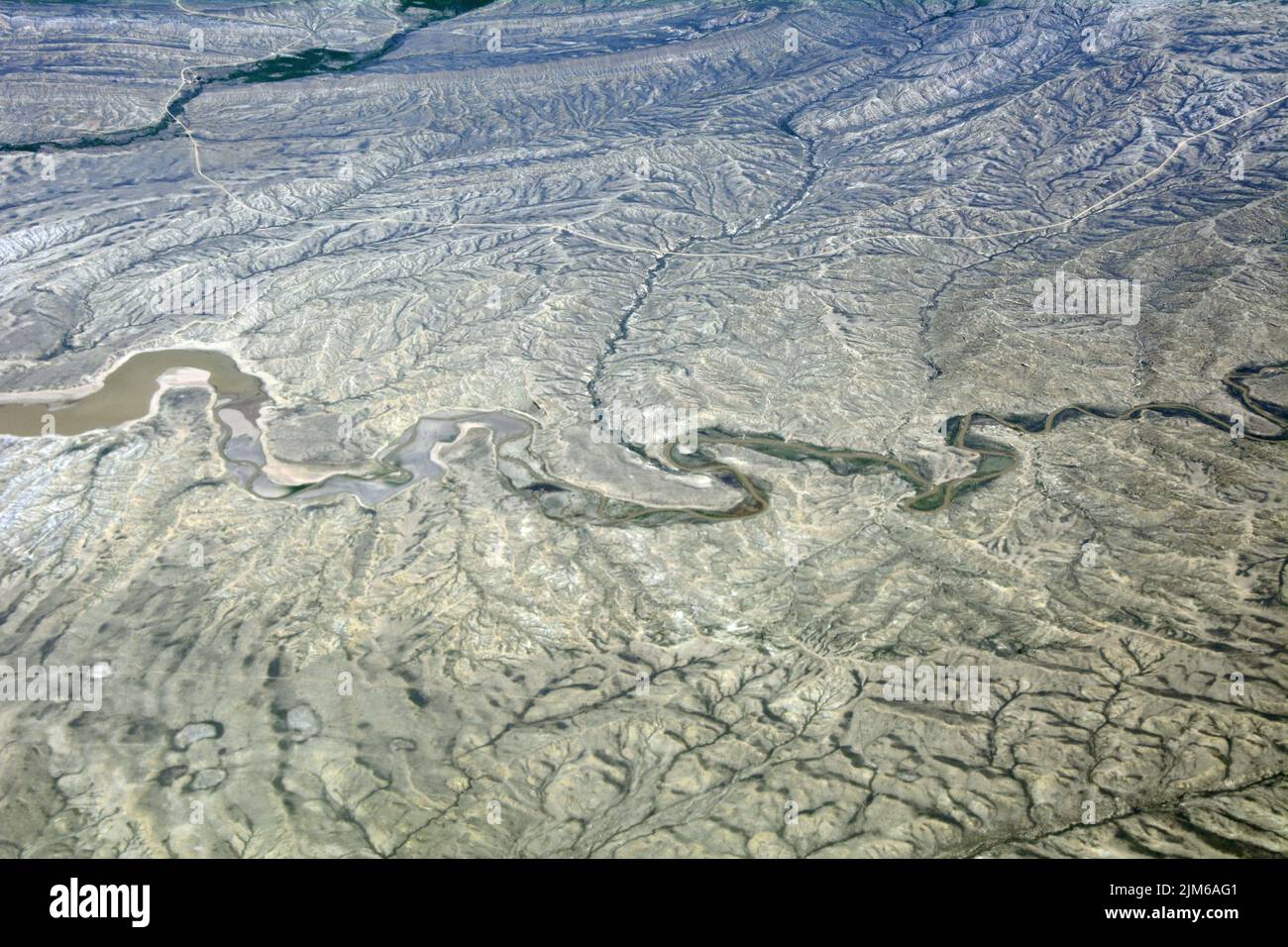 Luftaufnahme des Medicine Bow River, einem Nebenfluss der North Platte, in der semi-ariden Hochwüste von Carbon County im Süden von Wyoming, USA Stockfoto