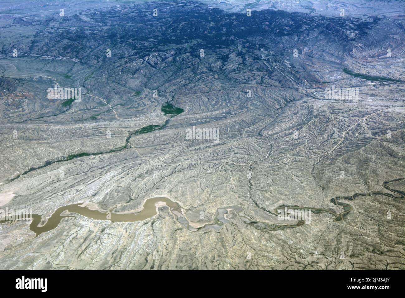 Luftaufnahme des Medicine Bow River, einem Nebenfluss der North Platte, in der semi-ariden Hochwüste von Carbon County im Süden von Wyoming, USA Stockfoto