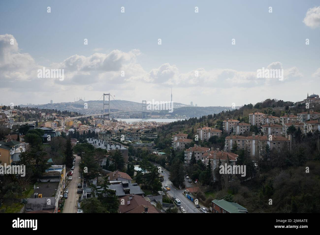 Landschaft der Stadt Istanbul mit Brücke über den Bosporus an sonnigen Tagen Stockfoto