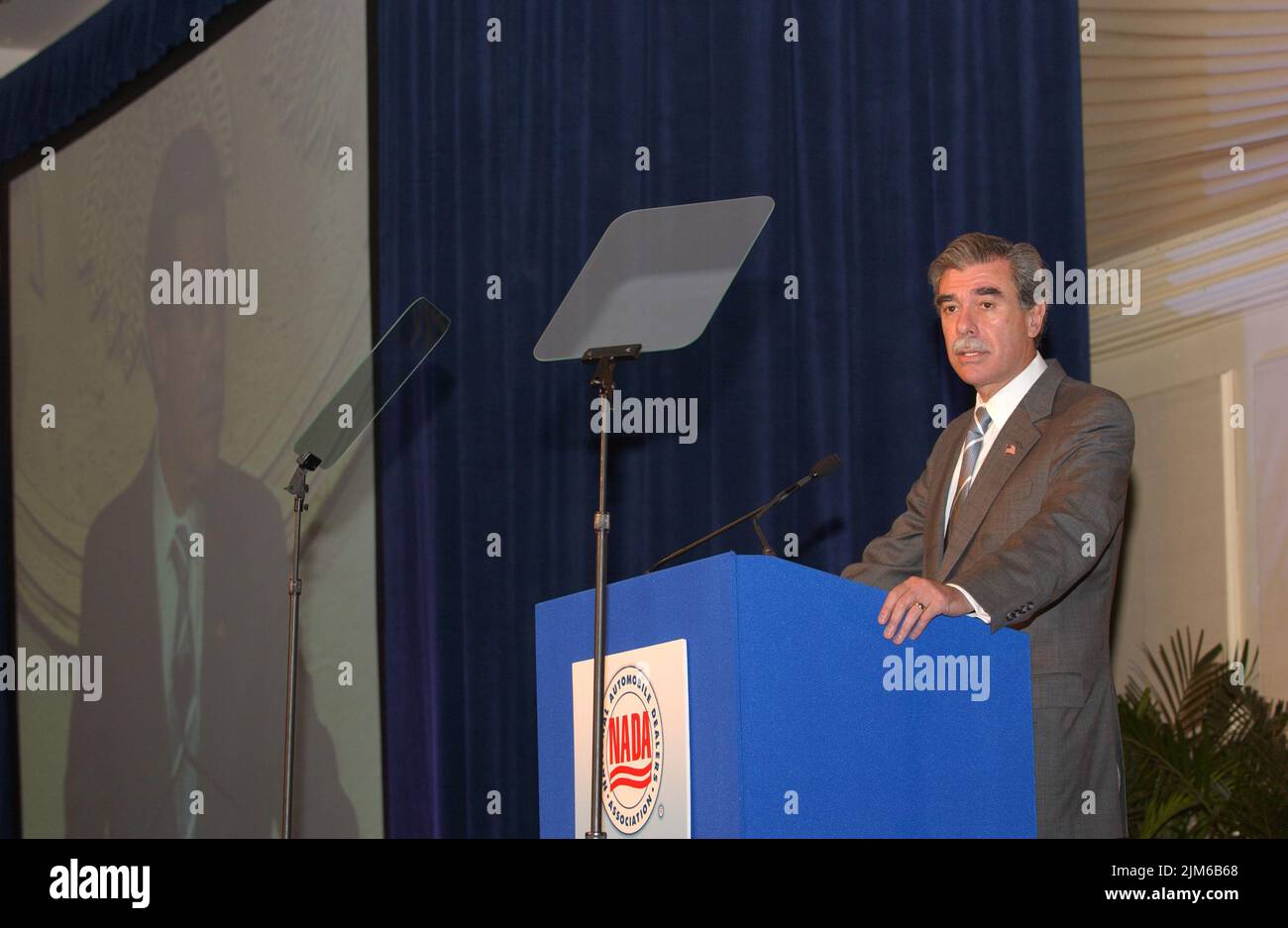 Büro des Sekretärs - Sekretär Carlos Gutierrez mit nationalen Autohändlern (Hurrikan Katrina) Stockfoto