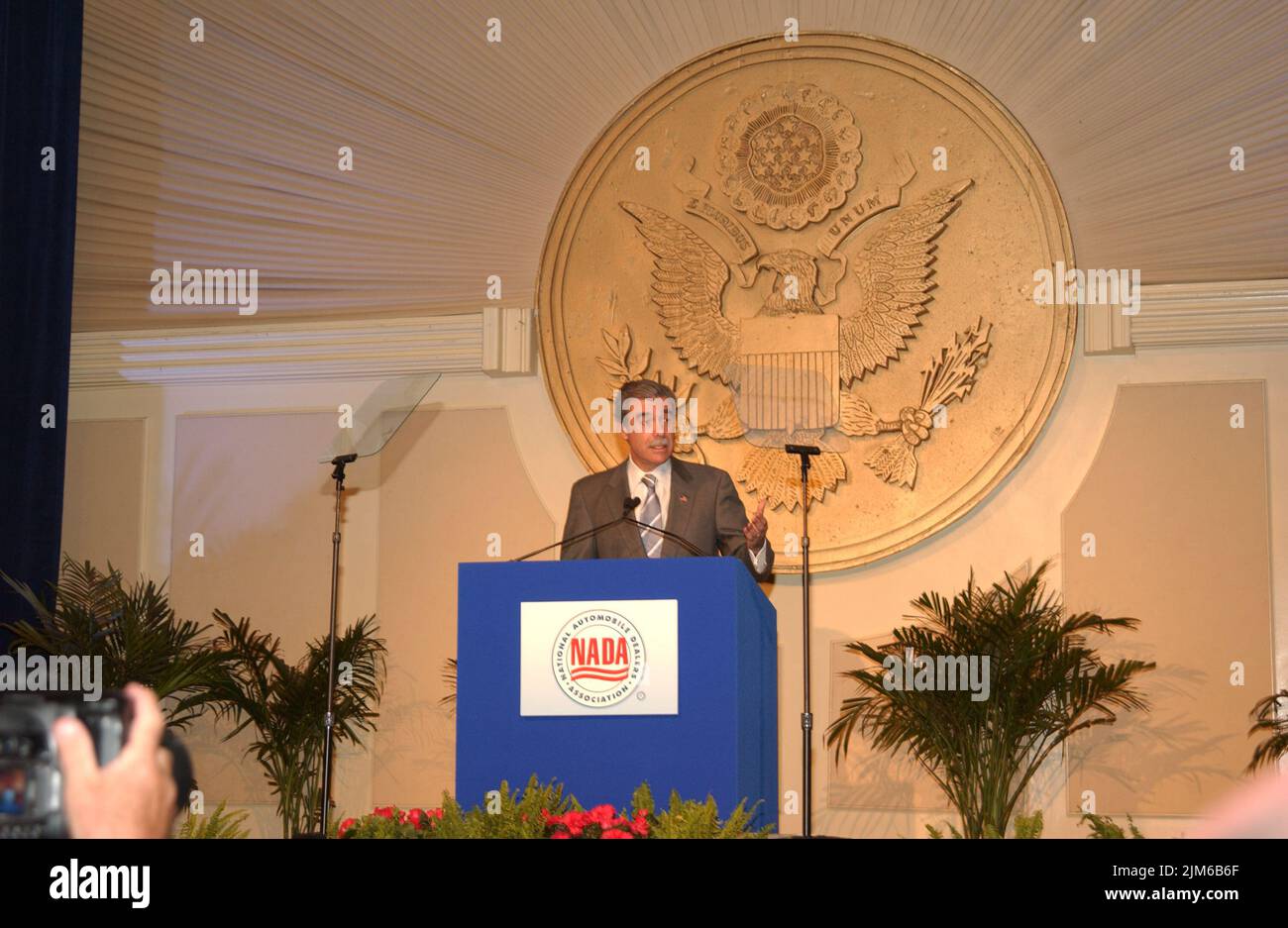 Büro des Sekretärs - Sekretär Carlos Gutierrez mit nationalen Autohändlern (Hurrikan Katrina) Stockfoto