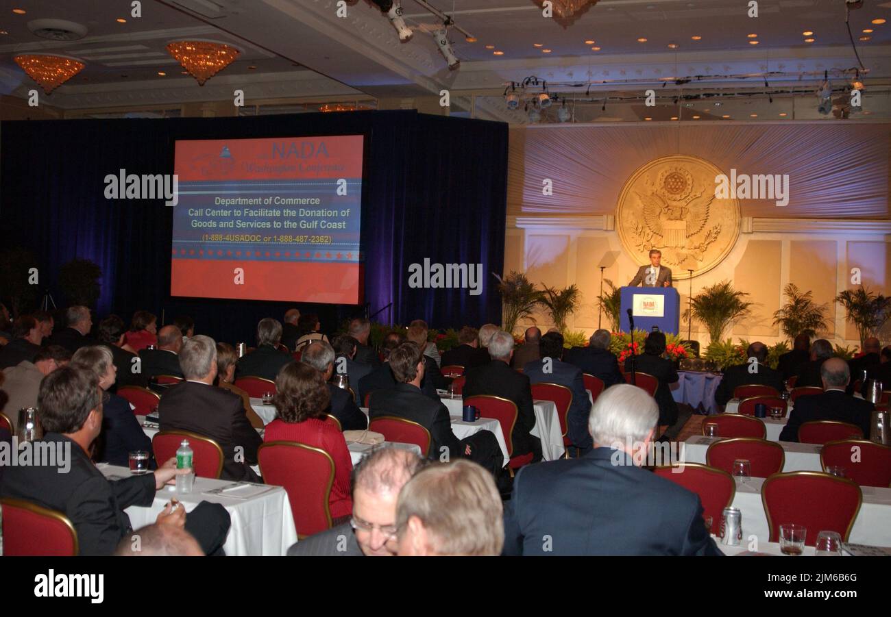 Büro des Sekretärs - Sekretär Carlos Gutierrez mit nationalen Autohändlern (Hurrikan Katrina) Stockfoto