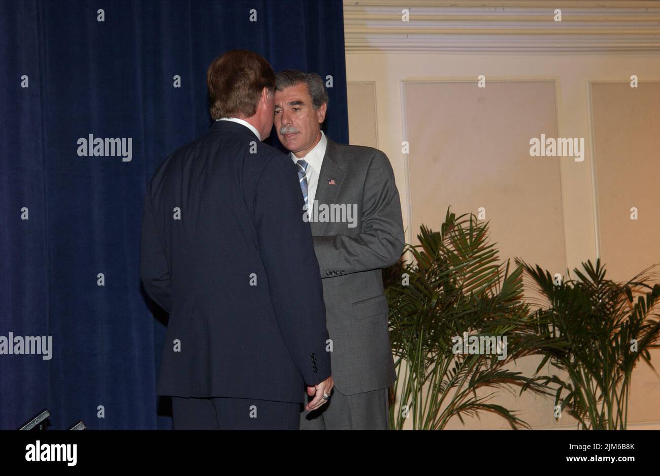 Büro des Sekretärs - Sekretär Carlos Gutierrez mit nationalen Autohändlern (Hurrikan Katrina) Stockfoto