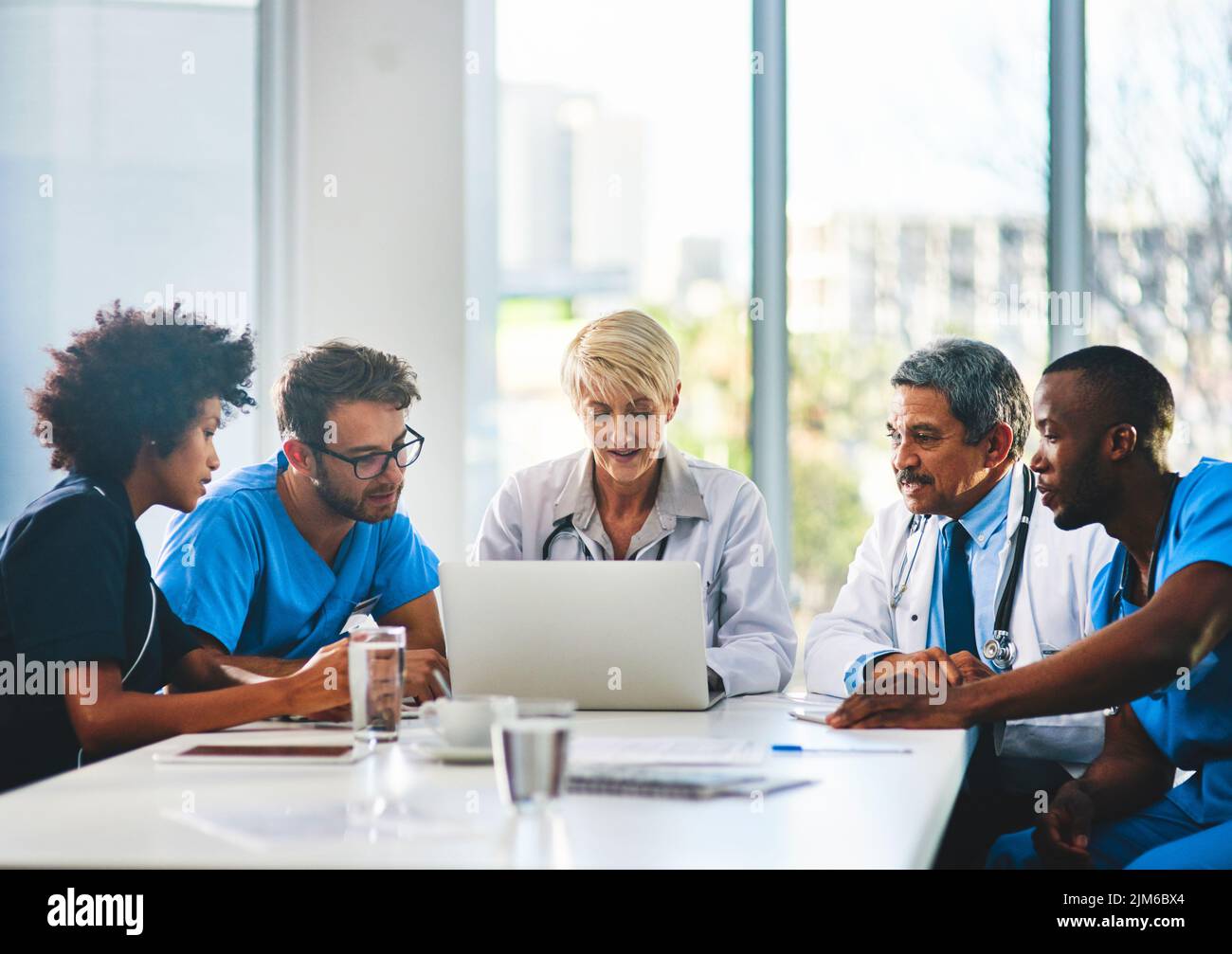Ärzteteam in einem Meeting Planung und Brainstorming in einem Sitzungssaal mit einem Laptop, um Notizen zu lesen. Gruppe von medizinischen Fachkräften diskutieren und Stockfoto