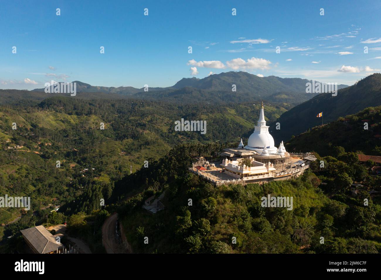 Luftdrohne des Mahamevnawa Buddhistischen Klostertempels in der Bergspitze. Bandarawela, Sri Lanka. Stockfoto