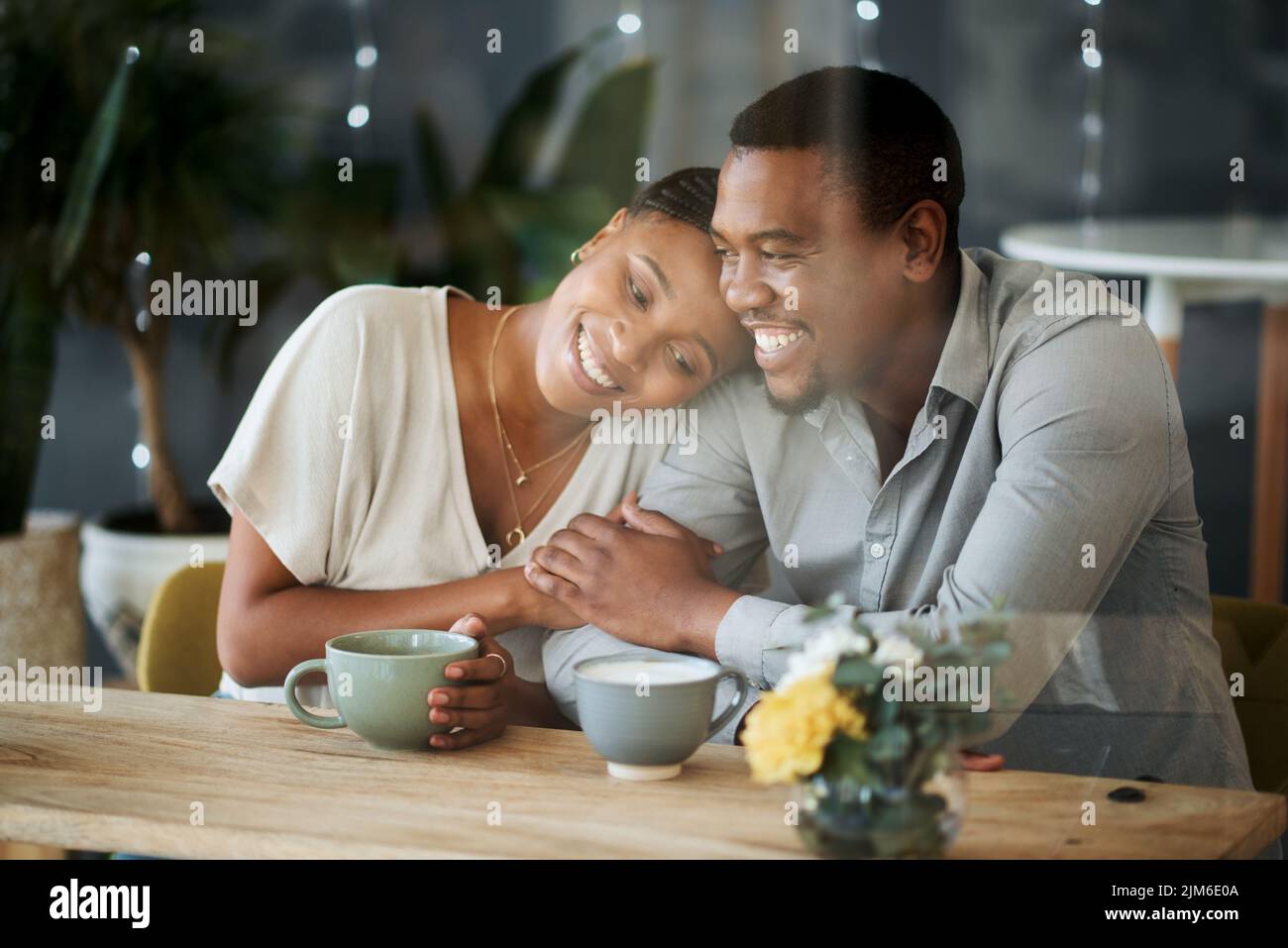 Liebe so warm wie eine frische Tasse. Ein junges Paar verbringt Zeit zusammen in einem Café. Stockfoto