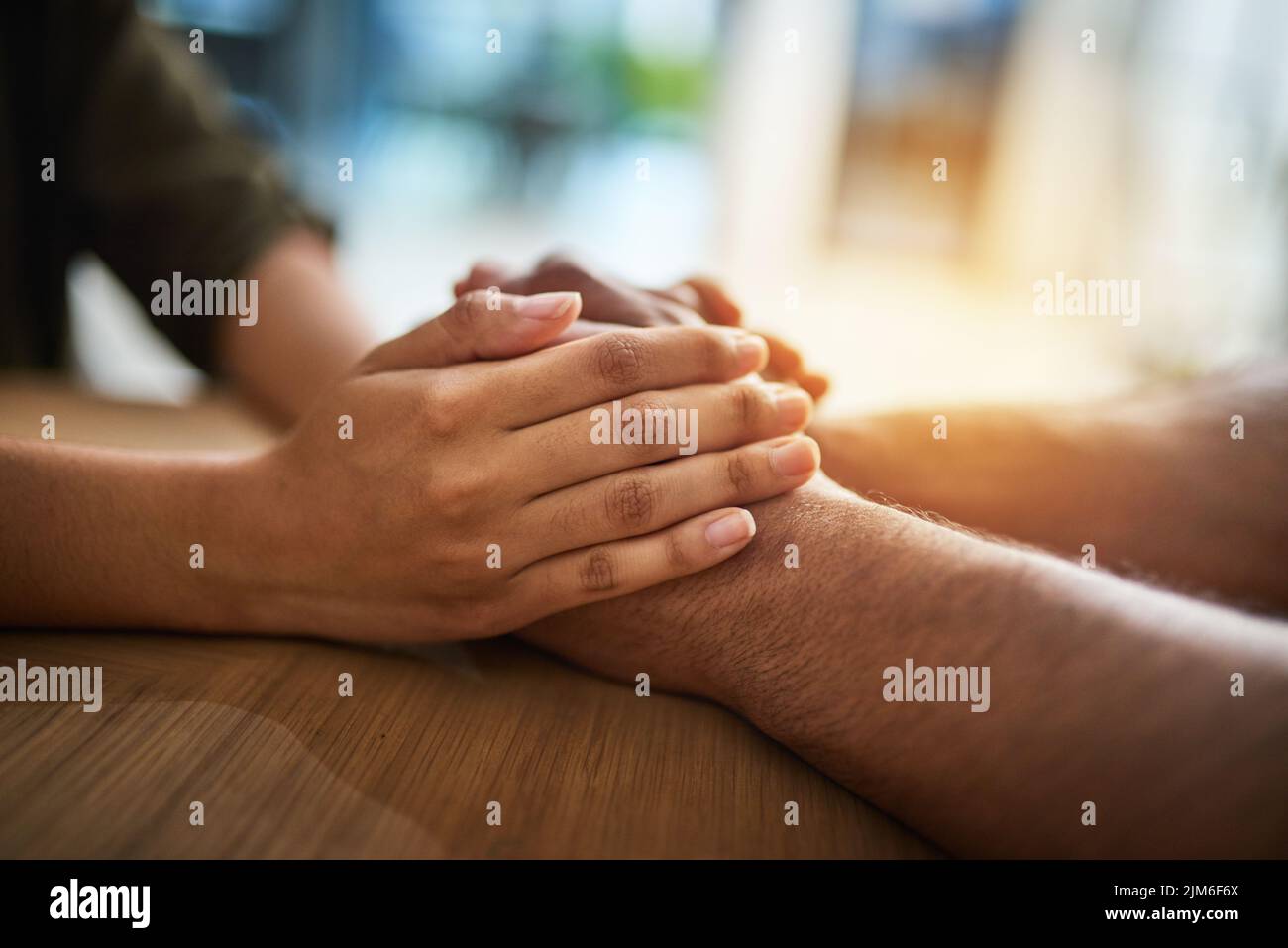 Krankenschwester oder Psychologin, die Hände mit einem Mann hält, der Unterstützung, Fürsorge und Liebe für Trauer, Krankheit oder Verlust zeigt. Die Menschen berühren die Hand und zeigen Einfühlungsvermögen Stockfoto