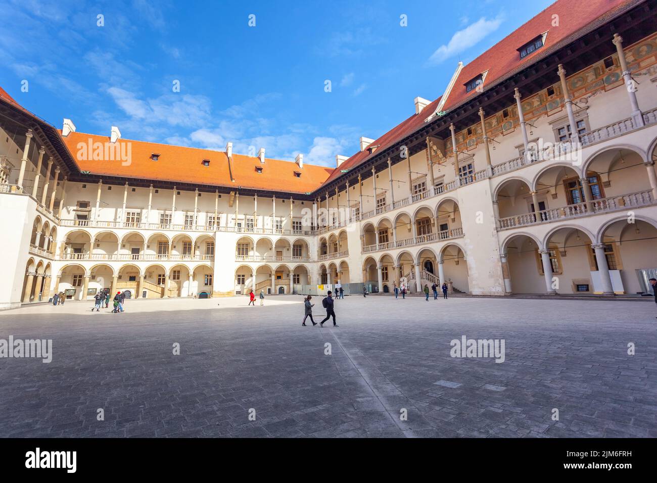 Krakau, Polen - 14. März 2022: Das Schloss Wawel im Innenhof ist eine Residenz Stockfoto