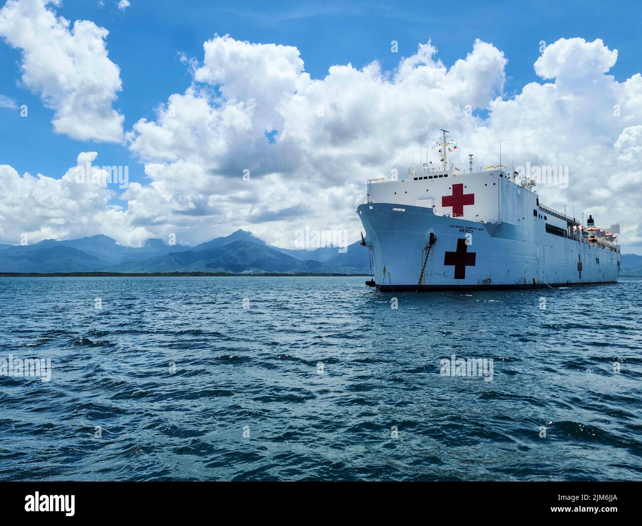 PUERTO PRINCESA, Philippinen (27. Juli 2022) – das Militärschiff USNS Mercy (T-AH 19) ankert vor Puerto Princesa, Philippinen, zur Unterstützung der Pacific Partnership 2022. Die Pacific Partnership ist die größte internationale Mission zur humanitären Hilfe und Katastrophenhilfe, die seit 17. Jahren im Indo-Pazifik-Raum durchgeführt wird. (USA Navy Foto von Mass Communication Specialist 2. Class Drace Wilson) Stockfoto