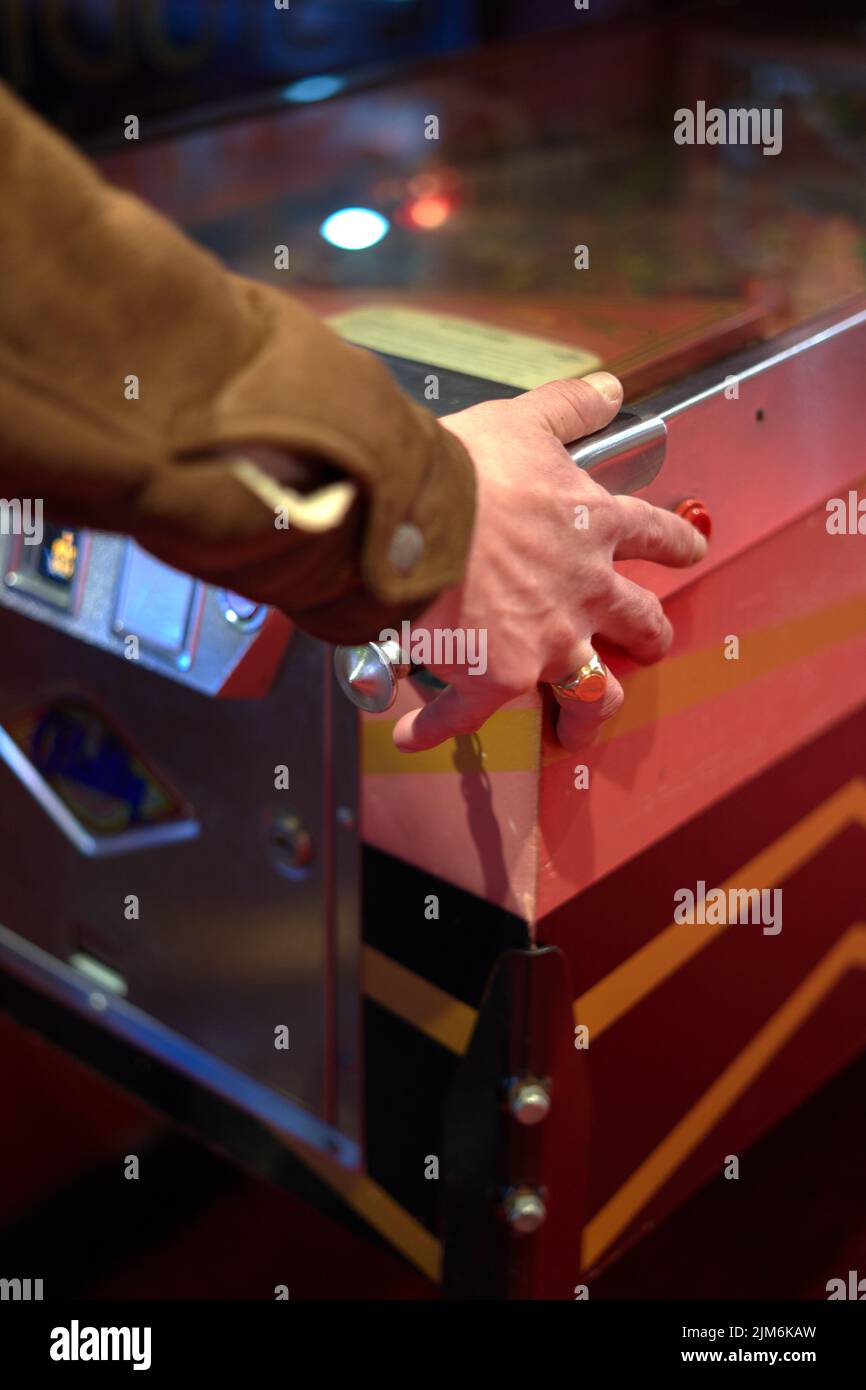 Ein Mann spielt Flipper im Casino in Montreux, Schweiz Stockfoto