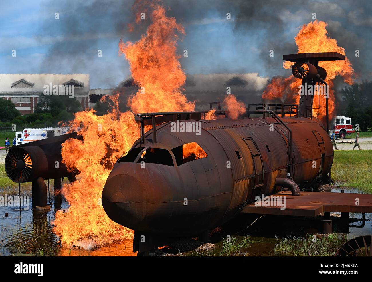 Ein Scheinflugzeug, das für simulierte Feuertrainings verwendet wird, wird im Rahmen der umfassenden Übung zum Medical Readiness Training auf der Joint Base Langley-Eustis, Virginia, 28. Juli 2022, in Brand gesetzt. Ein simulierter Flugzeugabsturz wurde im Live-Feuer-Teil der Übung verwendet, um medizinische Techniker darin zu Schulen, wie sie in einer realen Kampfsituation auf Moulage-Patienten reagieren können. (USA Luftwaffe Foto von Senior Airman Chloe Shanes) Stockfoto