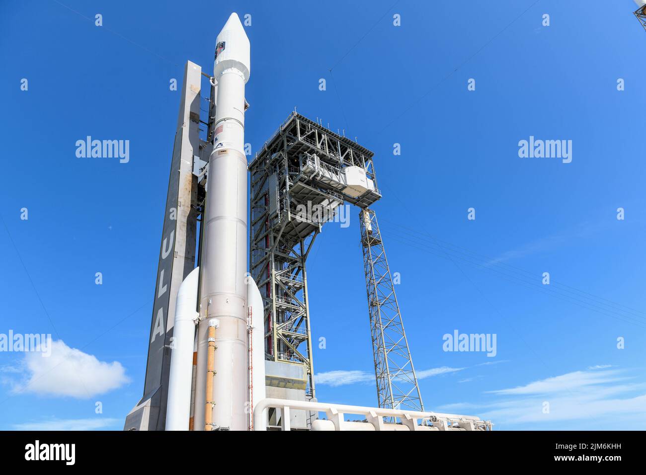 Eine ULA-ATLAS-V-Rakete, die den sechsten geosynchronen Erdorbit-Raketen-Warnsatelliten auf Weltraumbasis ins Leben rufen wird, wird auf der Cape Canaveral Space Force Station, Florida, am 2. August 2022, ihre Startrampe abfeuern. SBIRS besteht aus einem Netzwerk von Satelliten zur Unterstützung von Raketenwarnungen, Raketenabwehr, Schlachtfeld-Bewusstsein und technischer Intelligenz. (USA Space Force Foto von Senior Airman Haley N. Blevins) Stockfoto