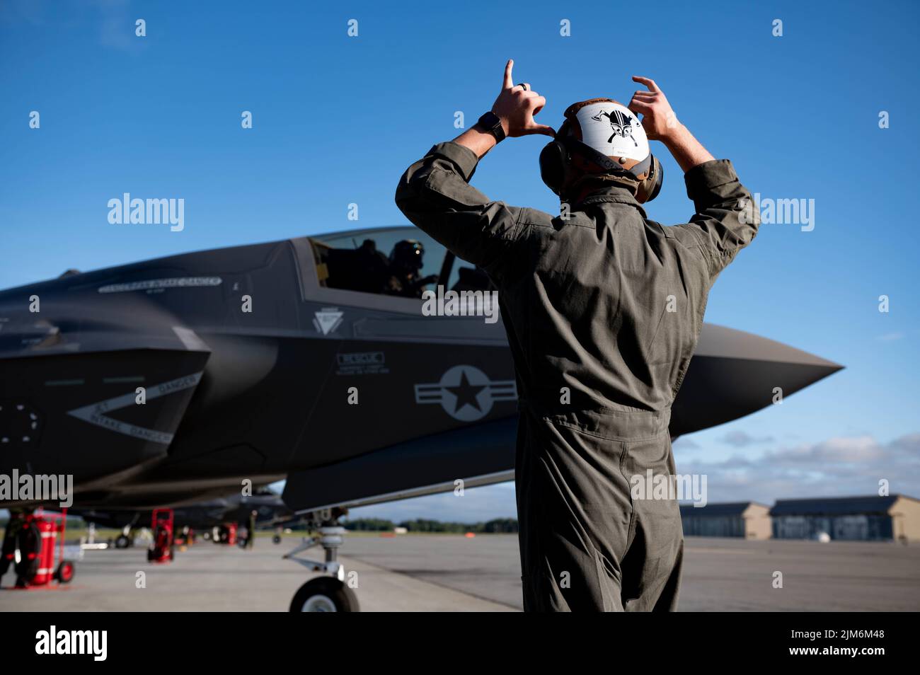 U.S. Marine Corps Lance CPL. Gunner Gatewood, Marine Fighter Attack Squadron 225 (VMFA-225) Powerline Mechaniker, gibt während DER RED FLAG-Alaska 22-3 auf der Eielson Air Force Base, Alaska, 3. August 2022, einem F-35B Lightning II-Kampfflugzeug das VMFA-225 Vikings Heritage Handsignal. RF-A ist eine erstklassige Trainingsveranstaltung für gemeinsame Einheiten zur Stärkung der Interoperabilität und zur gleichzeitigen Verbesserung der Kampfkünste, um gemeinsamen Kräften die Möglichkeit zu geben, Kampffähigkeiten durch gemeinsame Taktiken, Techniken und Verfahren unter einer simulierten Kriegsumgebung auszuüben. (USA Luftwaffe Foto von Senior Airman Shan Stockfoto