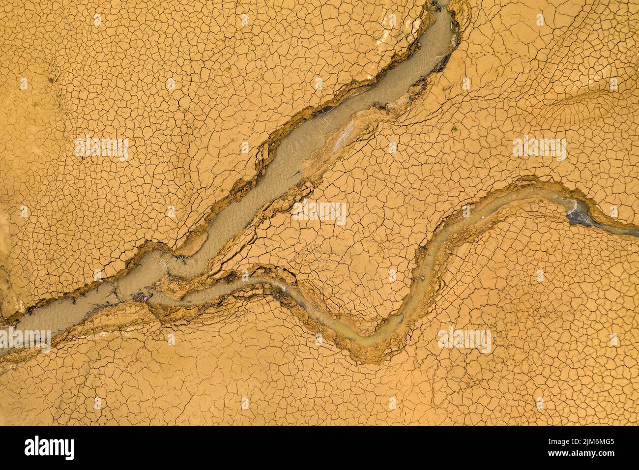 Luftaufnahme des Stausees La Llosa del Cavall mit wenig Wasser während der Sommertrockenheit von 2022 (Vall de Lord, Solsonès, Lleida, Katalonien, Spanien) Stockfoto