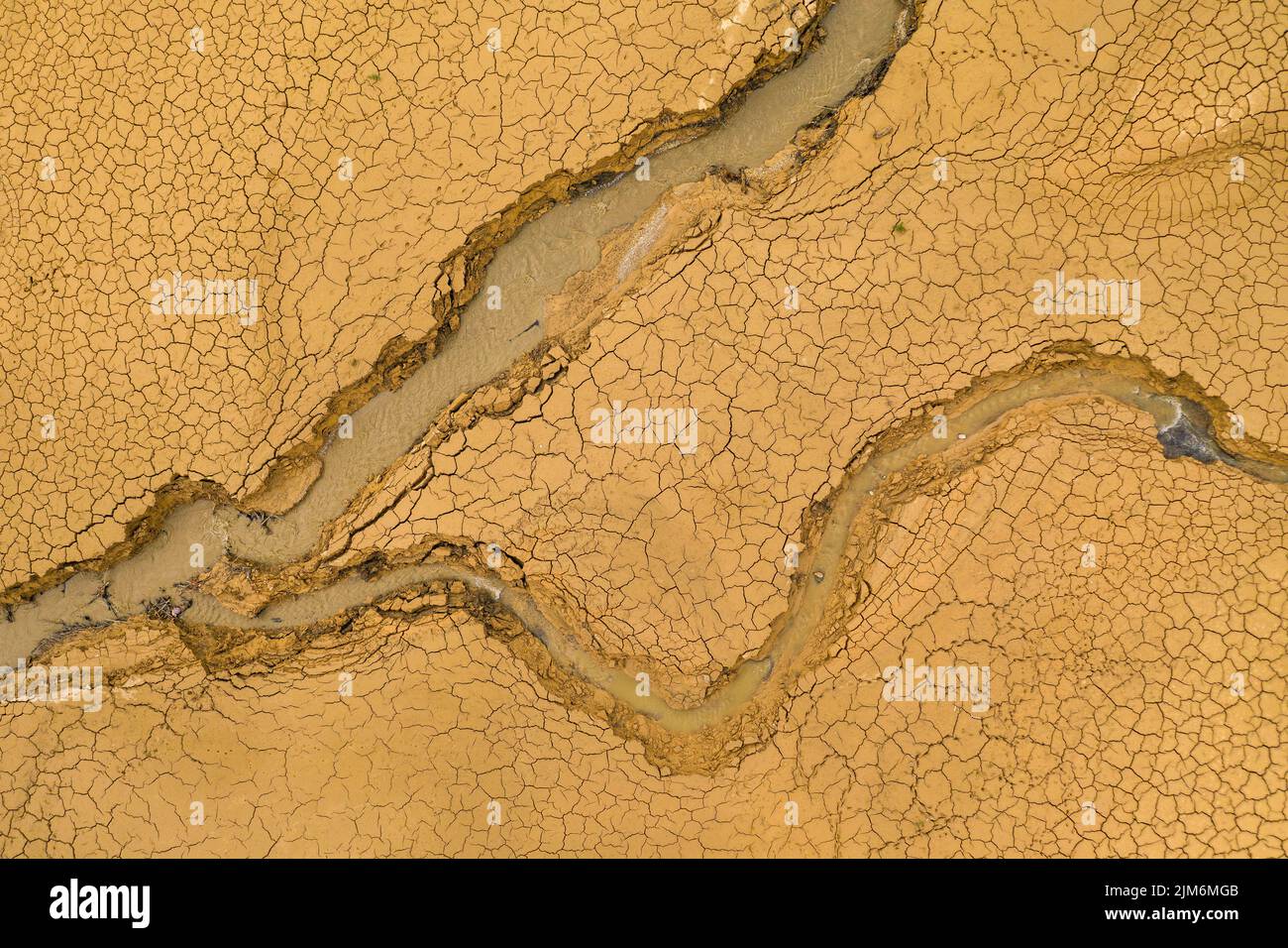 Luftaufnahme des Stausees La Llosa del Cavall mit wenig Wasser während der Sommertrockenheit von 2022 (Vall de Lord, Solsonès, Lleida, Katalonien, Spanien) Stockfoto