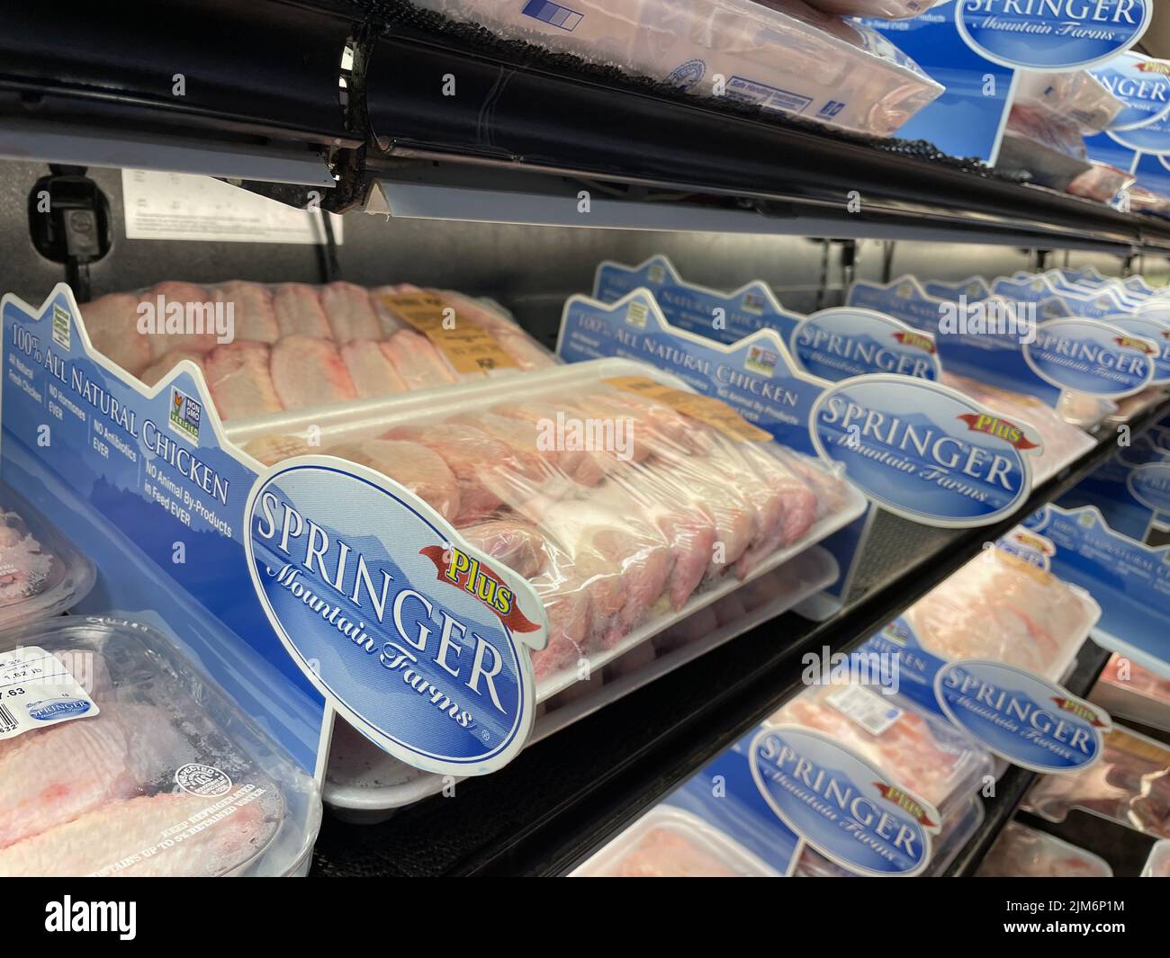 Hephzibah, GA USA - 05 02 22: IGA-Einzelhandel Lebensmittelgeschäft Inneneinrichtung Huhn kalten Fall aus nächster Nähe Stockfoto