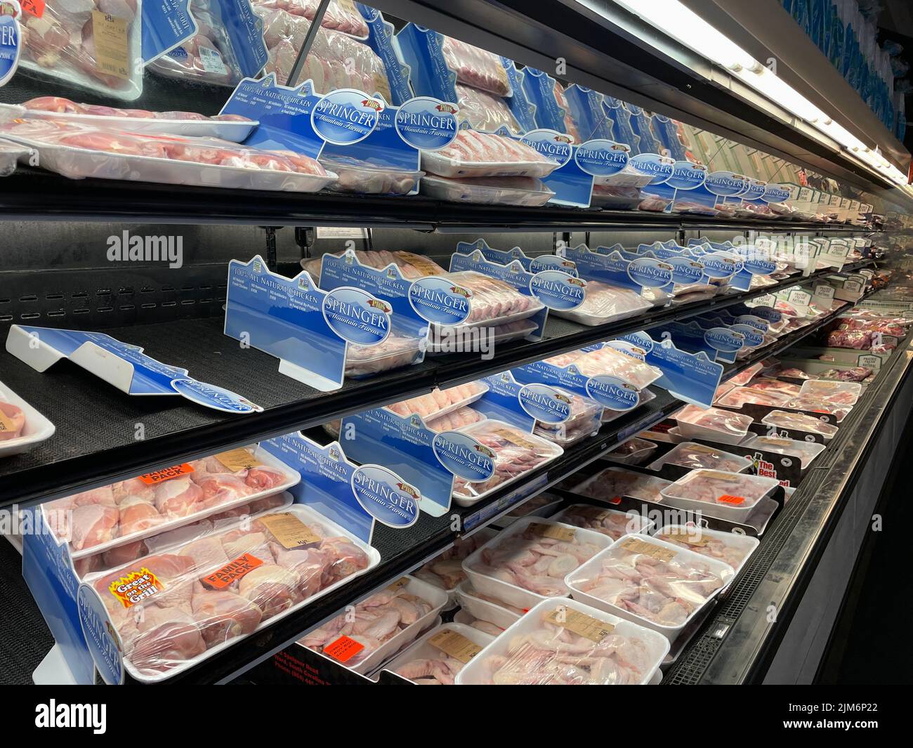 Hephzibah, GA USA - 05 02 22: IGA-Einzelhandel Lebensmittelgeschäft Inneneinrichtung Huhn Kühlkoffer Stockfoto