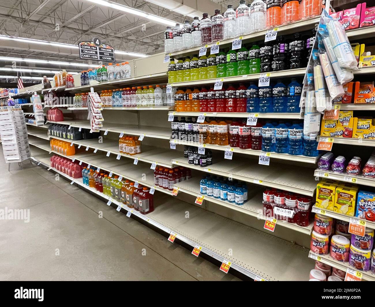 Hephzibah, GA USA - 05 02 22: IGA-Einzelhandel Lebensmittelgeschäft innen leere Regale Getränkebereich Stockfoto