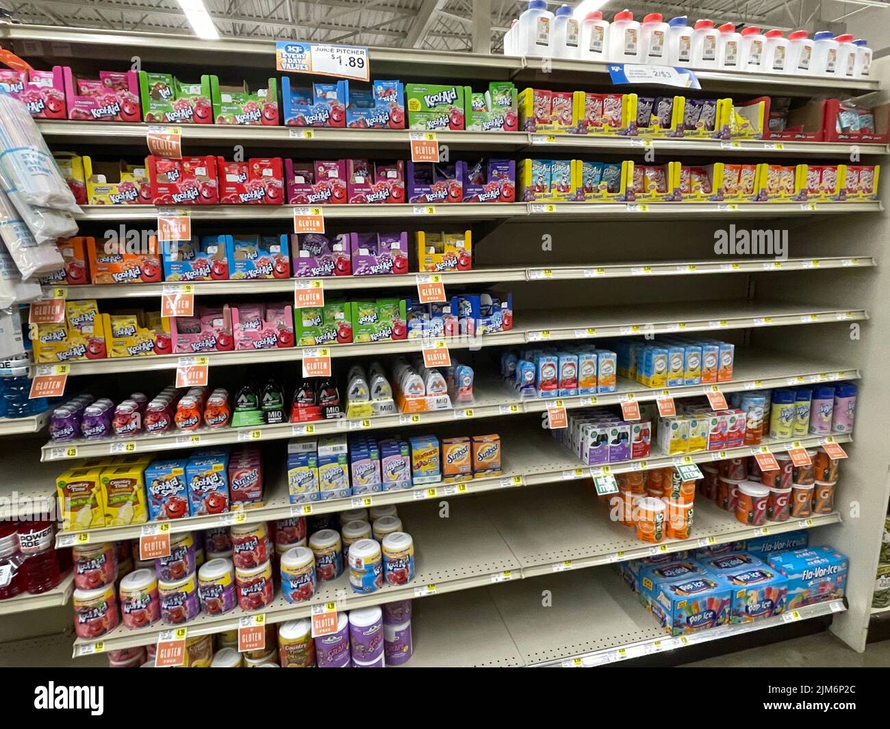 Hephzibah, GA USA - 05 02 22: IGA-Einzelhandel Lebensmittelgeschäft Innenpreisschilder und leere Regale Stockfoto