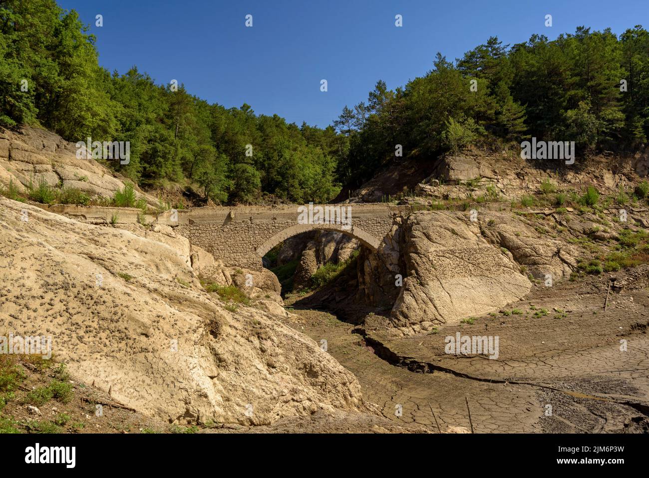 Baells Stausee am Standort Molí del Cavaller mit wenig Wasser aufgrund der Dürre im Sommer 2022 (Berguedà, Barcelona, Katalonien, Spanien) Stockfoto