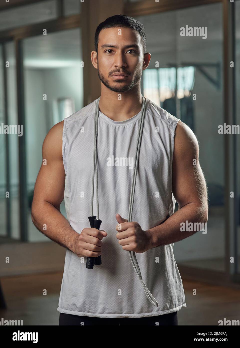 Überspringen ist eine großartige Form von Herz. Ein Porträt eines hübschen jungen Athleten, der mit einem Springseil in der Turnhalle steht. Stockfoto