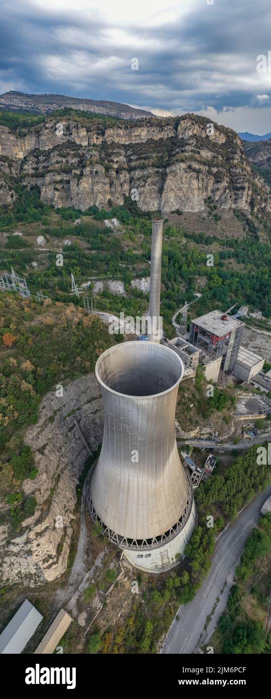 Ehemaliges Cercs-Thermalkraftwerk, derzeit außer Betrieb (Berguedà, Barcelona, Katalonien, Spanien) ESP: Antigua Central térmica de Cercs, Berguedà Stockfoto