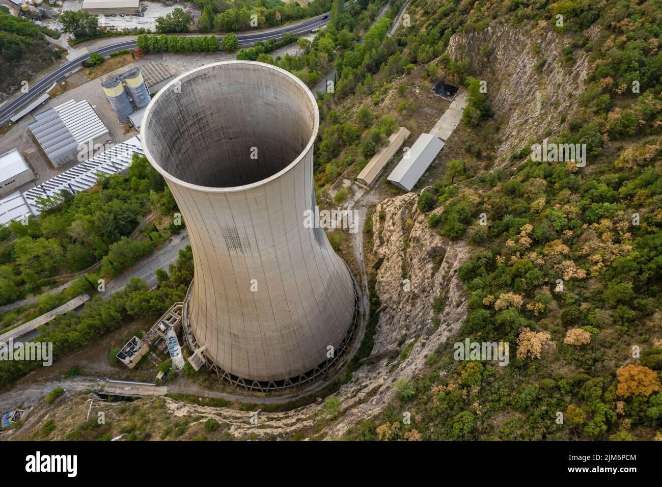 Ehemaliges Cercs-Thermalkraftwerk, derzeit außer Betrieb (Berguedà, Barcelona, Katalonien, Spanien) ESP: Antigua Central térmica de Cercs, Berguedà Stockfoto