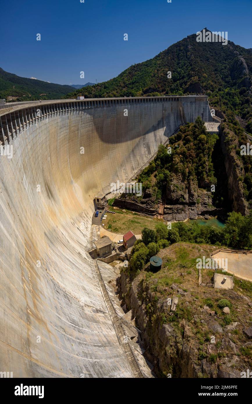 La Baells Stausee mit wenig Wasser aus dem Stausee während der Sommertrockenheit von 2022 (Berguedà, Barcelona, Katalonien, Spanien) Stockfoto