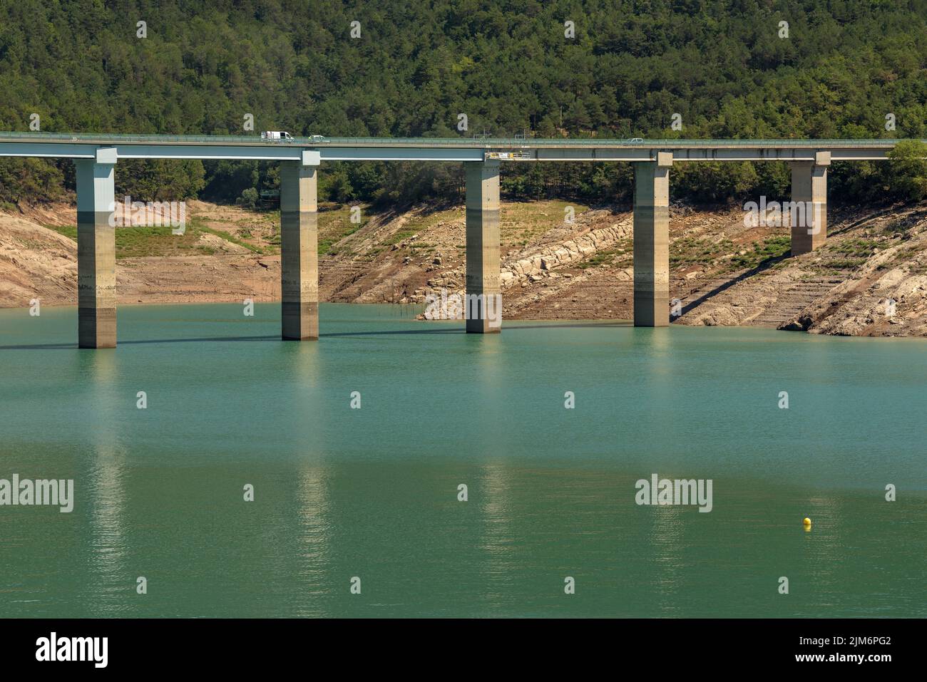 La Baells Stausee mit wenig Wasser aus dem Stausee während der Sommertrockenheit von 2022 (Berguedà, Barcelona, Katalonien, Spanien) Stockfoto