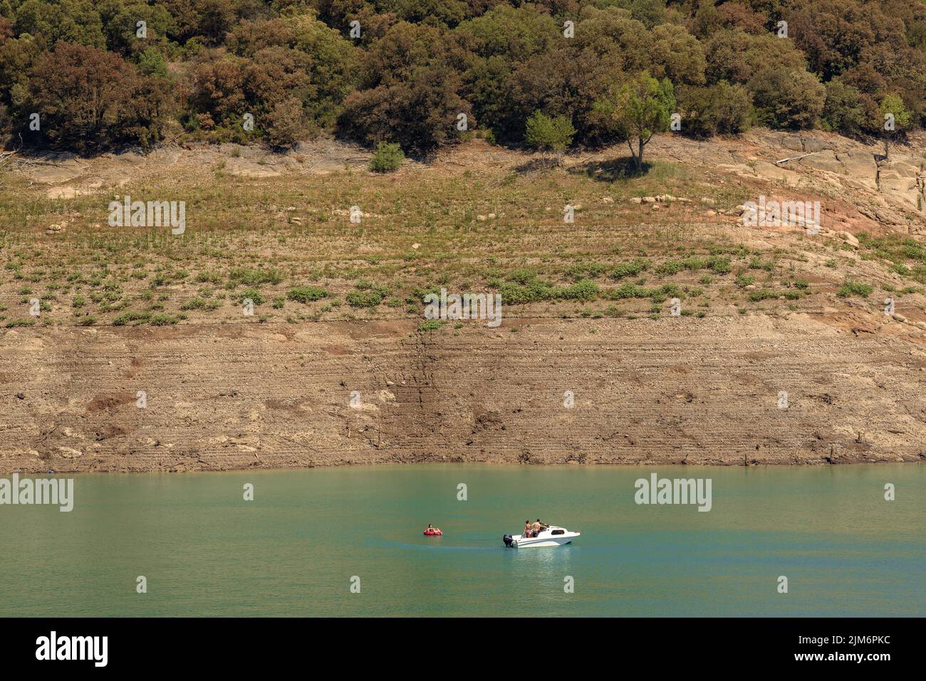 La Baells Stausee mit wenig Wasser aus dem Stausee während der Sommertrockenheit von 2022 (Berguedà, Barcelona, Katalonien, Spanien) Stockfoto